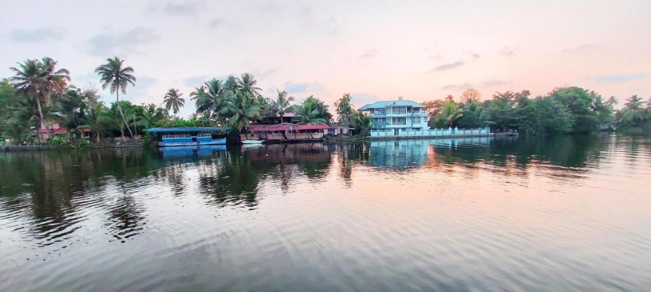 Captains Cabin Backwater Resort Alappuzha ภายนอก รูปภาพ